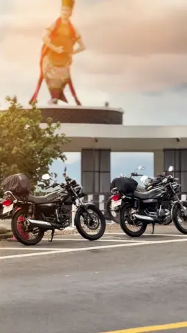 Seu jamda 1 bali bersama tas touring brutall jaket Tas touring btll teman touring mu di 2025 buruan dapatkan sebelum stok kehabisan inpo pemesanan cek link di bio🙌🙌 TAS touring multipungsi bisa di pake di jok , ditangki dan bisa juga di gendong Tas touring brutall btll dengan pitur yang bayak dan tidak ada di yang lain  material producat side bag - Terbuat dari bahan KONDURA  made in KOREA kelebihan bahan tersebut ,  tebal dan kaku sudah mempunyai wr dan wf  serta di balut juga bahan dalam pake puring tapeta pabrik tas sudah berdiri karna spek bahan yang kaku dan tegak.  - logo mengunakan trasper replektif /m3 /fosport terlihat lebih sporty dan jika di malam hari terkena cahaya menylala di bagian logo, yang membuat tas ini terlihat stylish.  -dilengkapi jas hujan untuk tas tersendiri yang pastikan sangat aman tak tembus air jika berkendara di saat hujan .  - dilengkapi dengan tali  webbing (bisban) yang sangat kokoh ,  dan beckpack  plastik aceltan yang kuat dan tidak mudah pecah memper mudah saat membongkar tas di atas jok atau di atas tangki.  -Dengan penutup & pembuka tas berupa ritsleting,memudahkan Anda dalam membuka serta menutup tas secara cepat  dengan bayak nya kantong 9 titik rest sleting -dengan dimensi besar dalam  tas lebar 32cm panjang 38cm dan tinggi 30cm - ++pitur tambahan di lengkapi dengan bisban yang multipungsi bisa di gendong layak nya tas biasa.  Didesain secara praktis agar dapat membawa banyak barang penting ketika berpergian atau touring menggunakan kendaran sendiri  buruan tunggu apalagi segera order cocok untuk all motor  #rxking_cinematik_video #rajajalanan #rxkingnusantara #rxking #rxking_viral 