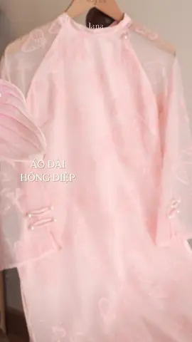 |𝐋𝐀.𝐍𝐀 𝐃𝐄𝐒𝐈𝐆𝐍 – 𝐀𝐎 𝐃𝐀𝐈| 𝐇𝐨̂̀𝐧𝐠 Đ𝐢𝐞̣̂𝐩 Tựa cánh bướm khẽ bay trong vườn xuân, Hồng Điệp mang đến vẻ đẹp dịu dàng mà vẫn nổi bật. Lớp tơ cao cấp phủ nhung dập chìm mềm mịn, mỏng nhẹ nhưng giữ dáng suông thanh thoát, giúp nàng thoải mái di chuyển mà vẫn giữ nét duyên dáng, thanh lịch. Hồng Điệp là lựa chọn hoàn hảo cho những buổi tiệc nhẹ, dạo phố hay các sự kiện truyền thống, nơi nàng mong muốn toả sáng bằng sự tinh tế và nhẹ nhàng. ————————— 𝐇𝐨̂̀𝐧𝐠 Đ𝐢𝐞̣̂𝐩 Chất liệu: Tơ cao cấp phối nhung dập chìm, lót nhẹ thoáng mịn Hoạ tiết: Bướm nhung ẩn tạo chiều sâu tinh tế Điểm nhấn: Tay tơ mỏng lửng; 3 hàng nút ngọc sang trọng Thiết kế: Dáng suông cách tân, thoải mái nhưng tôn dáng Ứng dụng: Dự tiệc nhẹ, lễ Tết, chụp ảnh, dạo phố Size: S, M, L, XL #LANA #LANADesign #HongDiep SD006 ————————— 𝐋𝐀.𝐍𝐀 – 𝐜𝐡𝐚𝐫𝐢𝐬𝐦𝐚𝐭𝐢𝐜 𝐢𝐧 𝐞𝐯𝐞𝐫𝐲 𝐲𝐚𝐫𝐝 𝐨𝐟 𝐜𝐥𝐨𝐭𝐡