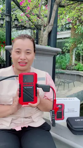 Kích bình này đúng kiểu cứu tinh những lúc xe yếu điện, chỉ cần kẹp vào là máy lên ngay, không lo chết máy giữa đường hay buổi sáng vội mà xe không đề được, nhỏ gọn mang theo cốp xe cực tiện, đi xa hay đi gần có nó là yên tâm hẳn. #CuutinhXeYeuDien #PhuKienOto #DoXeThongMinh #KichBinh4in1 #AnTamMoiChuyenDi 