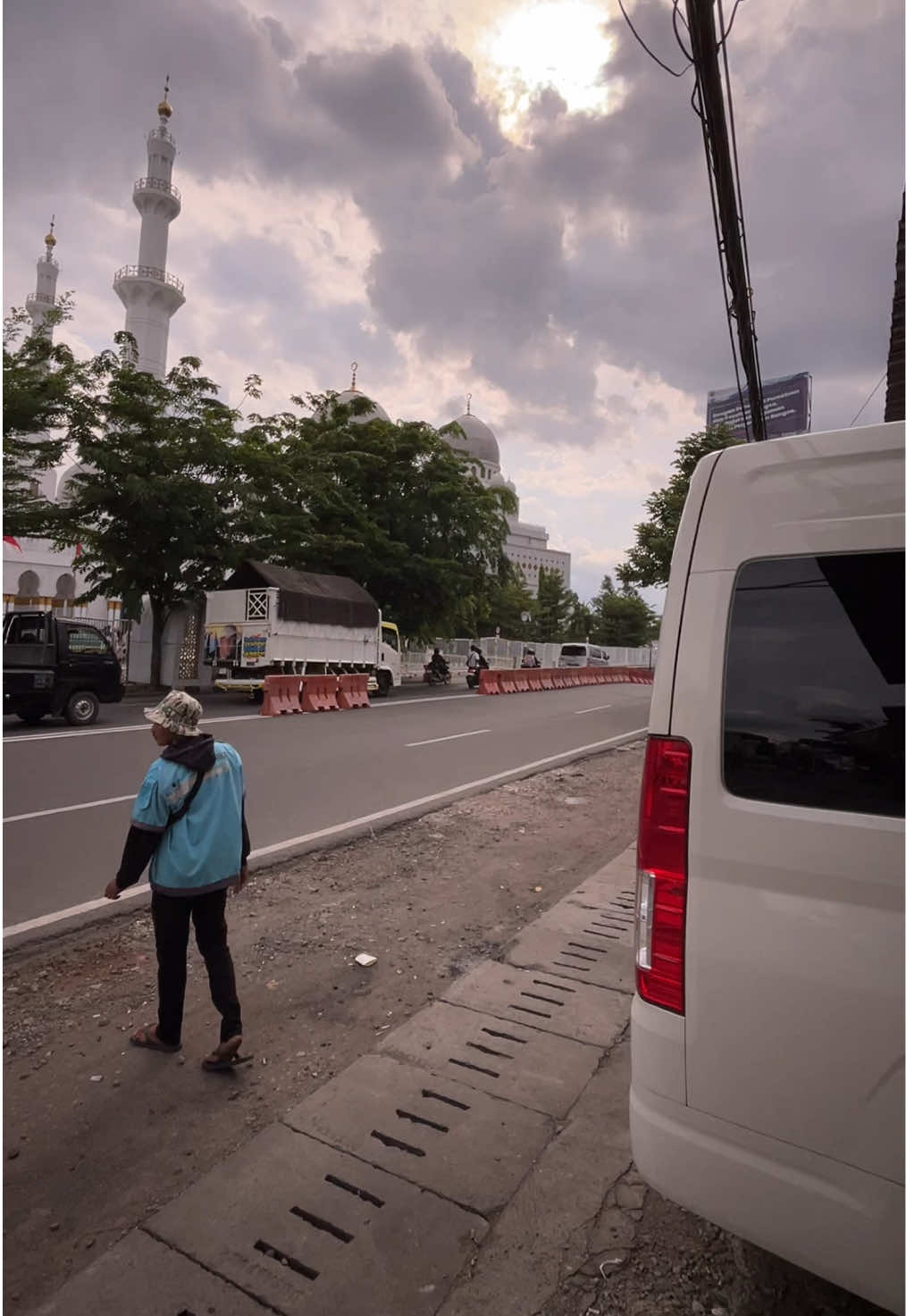 Ready For Rent  Hiace Premio  • 14 Seat (Rimba Kencana) • ⁠Reclining Seat • ⁠Smart TV • ⁠Audio Karaoke • ⁠USB Charger Type B • ⁠Safety Belt • ⁠Palu Pemecah Kaca • ⁠P3K WhatsApp & Call • 085875398618 Official Social Media  • Instagram : @hiacejatinom • TikTok : @hiacejatinom #rentalmobilklaten #sewahiaceklaten  #sewahiacejogja #sewahiacesolo #sewaelfklaten 