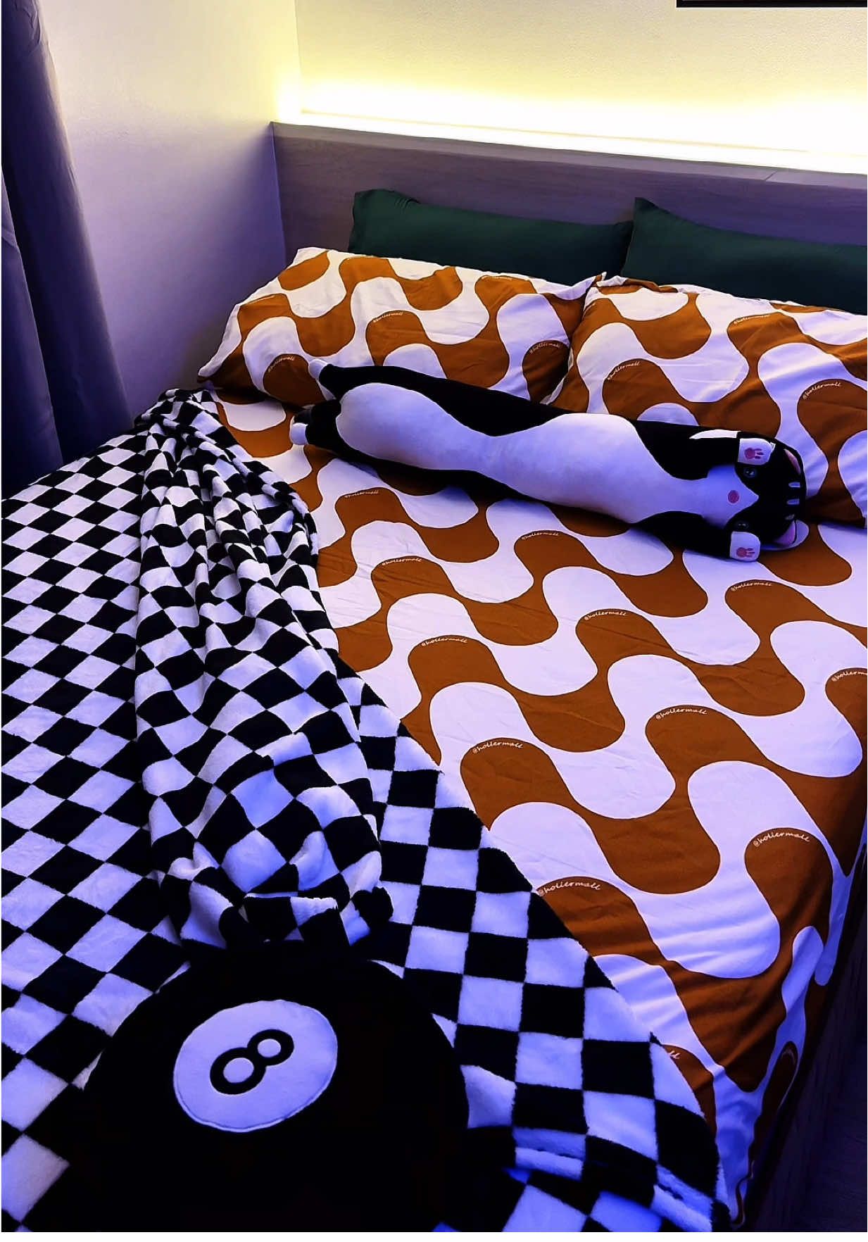 Bed reset 🧡 I’m obsessed with my retro bedsheet and checkered blanket!🕺🏻🪩 so groovyyyyy!  #thecuratedvibe #dopaminedecor #retroaesthetic #cozyvibes #bedroominspo 