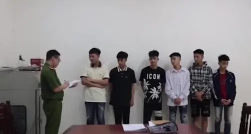 👮‍♂️: 6 đứa không chịu khai tên 3 anh lớn nhận bảo kê đàn em, 👮‍♂️: bằng biện pháp nghiệp vụ 3 anh lớn bị bế, 3 anh 3 phòng chăm sóc đặc biệt,vì chịu không nổi khoản 1 nên khai từ thời còn nhỏ làm chi khai hết 😂😂  #khoagiaothong #vubachkhoa #csgt 