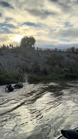 วันนี้ได้มีโอกาสขับเรือเข้าไปช่วยชีวิตช้างจมน้ำ ลอยมาตามแม่น้ำแควน้อย กว่าจะลากเข้าฝั่ง แล้วเอาช้างขึ้นจากน้ำได้ ใช้เวลานานนับชั่วโมงครับ