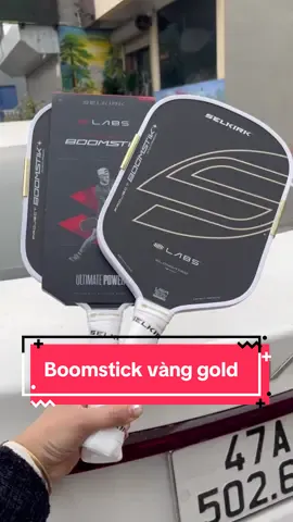 Selkirk LABS Project Boomstik là mẫu vợt cao cấp thuộc dự án LABS – sáng kiến đột phá mới nhất đến từ nhà Selkirk . Sản phẩm được phát triển với mục tiêu mang đến sự cân bằng giữa sức mạnh bùng nổ và độ bền bỉ vượt trội. Sự ra đời của Boomstik không chỉ là một bước tiến công nghệ quan trọng, mà còn là lời khẳng định mạnh mẽ về nỗ lực của Selkirk trong việc khắc phục những hạn chế thường thấy ở các dòng vợt cạnh tranh, đồng thời củng cố vị thế tiên phong trong lĩnh vực đổi mới. Trái tim của Boomstik chính là công nghệ lõi BoomCore hoàn toàn mới. Thiết kế này tạo ra sự khác biệt cơ bản so với lõi tổ ong polypropylene truyền thống. Trong đó, loại bỏ hoàn toàn hiện tượng “lún lõi” – điểm yếu của nhiều cây vợt pickleball mang lối chơi “power” khác. BoomCore mang đến cảm giác chắc tay, điểm ngọt rộng, đồng thời tạo ra sức mạnh bùng nổ trong từng cú đánh. Sức mạnh của cây vợt được ví von rằng chỉ một cái chớp mắt cũng đủ khiến đối không thể chống đỡ, bởi nó có thể rút ngắn tới 25 mili giây thời gian phản ứng – tương đương với tốc độ một cái nháy mắt. Chính sự khác biệt này giúp những pha tấn công trở nên bất ngờ và dễ dàng giành lợi thế hơn. Bề mặt Multistrata T700 Carbon Face được phủ thêm lớp InfiniGrit Surface, tạo độ nhám đặc biệt cùng độ bền gấp ba lần so với các lớp carbon thô thông thường. Nhờ đó, cây vợt hạn chế tình trạng mài mòn, duy trì khả năng tạo xoáy ổn định trong thời gian dài. Điểm nổi bật khác của Selkirk Boomstik nằm ở hệ thống MOI Tuning – cơ chế tối ưu hóa hiệu suất bằng cách mở rộng điểm ngọt và tăng cường độ cân bằng. Cấu trúc này sử dụng hai khối nặng 7,5 gram cố định tại vành bảo vệ ở vị trí 3 giờ và 9 giờ. Việc dồn trọng lượng ra chu vi giúp tăng mô men quán tính xoắn, từ đó mang lại sự ổn định vượt trội và giảm thiểu hiện tượng vợt bị xoắn khi bóng tiếp xúc lệch tâm. Selkirk LABS Project Boomstik cung cấp đến người chơi hai phiên bản mặt vợt là Widebody và Elongated. Phiên bản Widebody có mặt vợt rộng và cán dài, mang lại sự ổn định tối đa và điểm ngọt lớn. Mô men quán tính xoắn cao hơn (khoảng 8.2) giúp vợt ổn định khi đánh lệch tâm, vững chắc trong các pha phòng thủ block và reset. Vợt cũng cho cảm giác nhanh hơn trong các pha xử lý tay do có trọng lượng vung thấp hơn (~116). #mvpickleball #joola #pickleballvietnam #selkirk #boomstick 