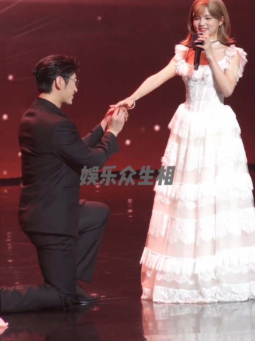 aaaaa Miemie dilamar oleh Yulong di atas panggung, di acara event drama 😭😭😭😭 pengen nangis, ketawa, campur aduk rasanya bahagia 🥰🥰🥰 #Yulong #couplegoals #yangyilu #yangyilu #yuyang 