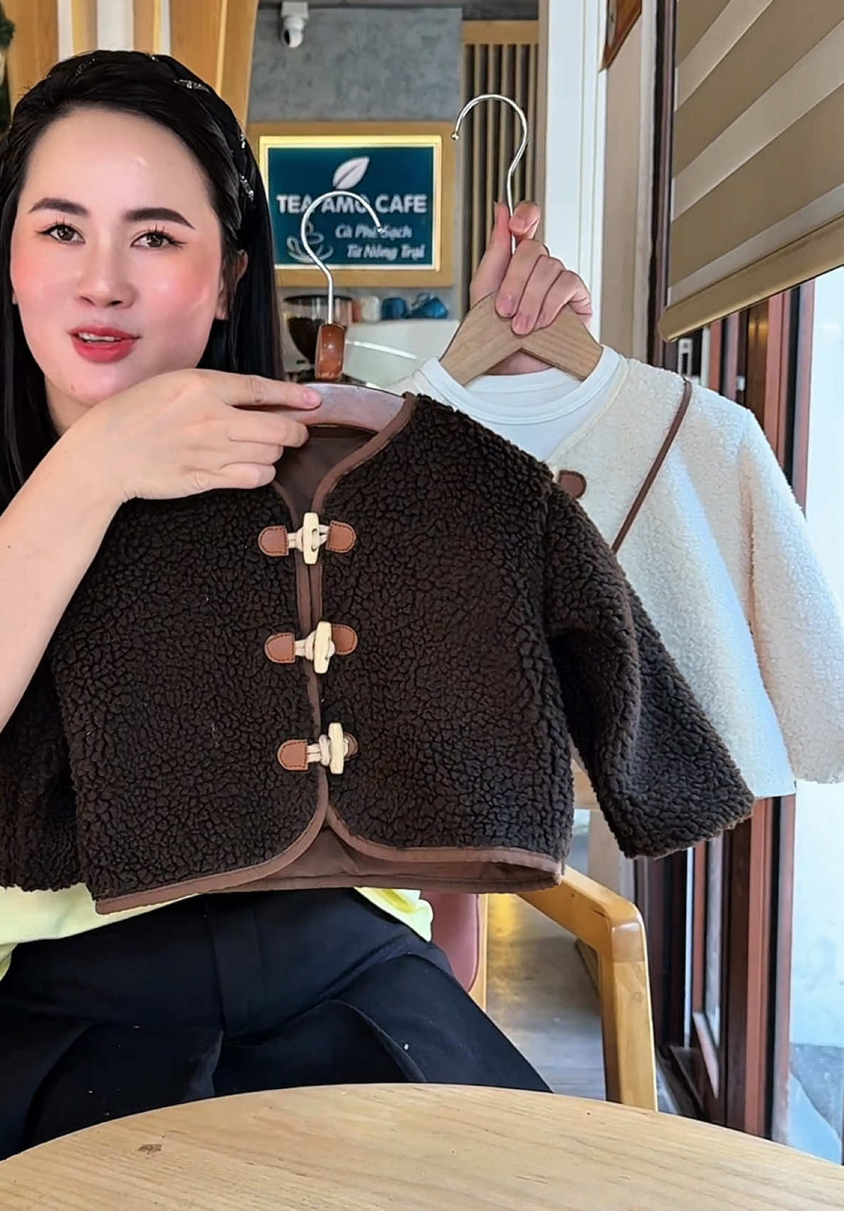 Áo khoác xinh lắm nha các mẹ  #thoitrangtreem #tiktokshop #aokhoaclong #aokhoac #aokhoacchobe 