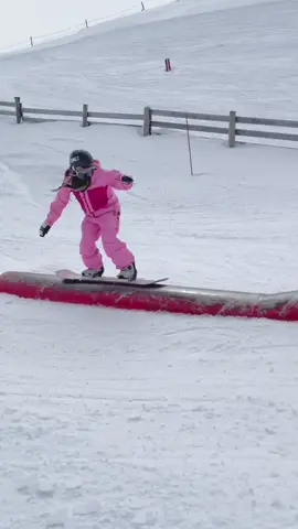様々な高さや形の小道具を使って基本的なスキルを練習し、それぞれの小道具に必要なバランスを身につけましょう（私も今まさにそうしています）。私のように怪我をしないように気をつけてくださいね！🥹🥹🥹#雪 #日本 #スノーボード 