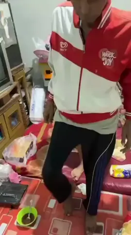 *KEAJAIBAN ITU NYATA! MERINDING LIHATNYA 😭* Teman-teman, coba luangkan waktu 2 menit lihat video Pak Zulkhairi ini. Beliau sudah 1 tahun sakit Diabetes Neuropatic dan 4 bulan terakhir hanya bisa terbaring di kasur. Bahkan ke kamar mandi pun harus ngesot. Tapi MasyaAllah, lewat perantara ikhtiar tempel *PNG (Painless Night Glu) dari MCI OneMore* keajaiban terjadi.  Hanya selang setengah jam lebih, beliau mulai merasakan kakinya dan *BISA BERJALAN KEMBALI!* 🚶‍♂️✨ Lihat ekspresi syukurnya, lihat tangis bahagianya. Ini alasan kenapa kita harus kencang sharing produk ini. Di luar sana banyak yang butuh solusi kesehatan seperti ini.  Produk kita bukan kaleng-kaleng, ini solusi nyata! Yuk, jangan ragu menebar manfaat. Bismillah, kita jadi jalan kesembuhan buat banyak orang! 🔥