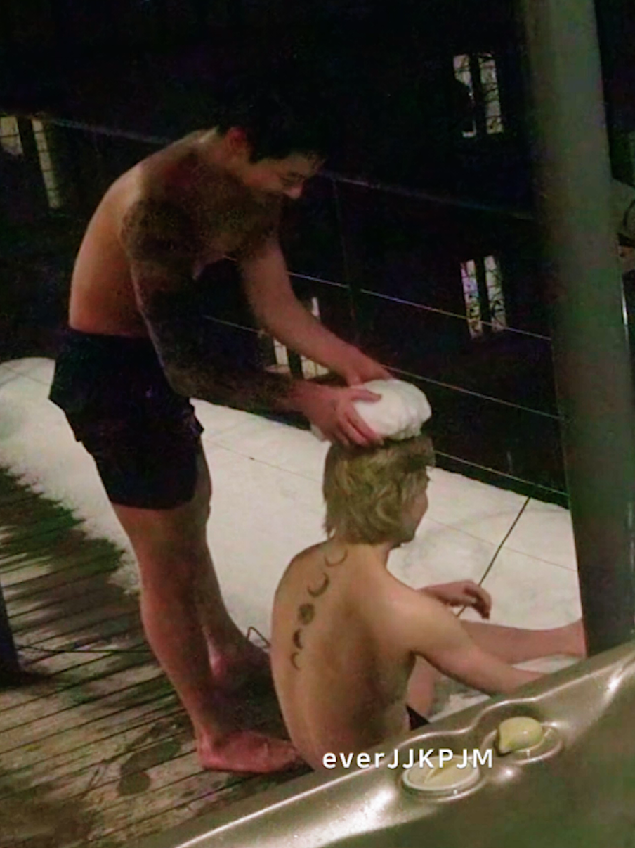 정국이는 지민이가 귀여워죽겠나봐 늘 눈덩이를 선물🤍 한국에는 #첫눈 ☃️💕  DO NOT RE-UPLOAD. DO NOT USE FOR EDIT.  #JUNGKOOK #jimin #Jikook  #이게맞아 