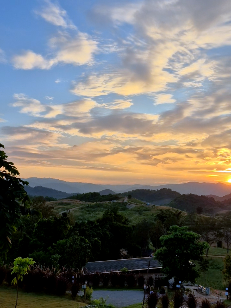 ได้วิวพระอาทิตย์ตกแบบเต็มๆ 🥰#ลานกลางเต้นท์ราชบุรี🏕 #Futurecamp #ลานกางเต็นท์ใกล้กรุงเทพ 