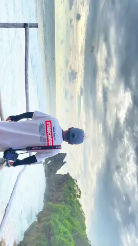 Gak terasa udah mau 2026 aja… Buruan buat kenanganmu di tahuh 2025 ini…✨🌊 #pantaigunungkidul #widodarenbeach #midodarenbeach #explorejogja #jasafotovidio @ALKLNCP 