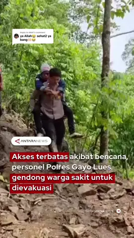 Replying to @𝗔𝗠𝗔𝗧 Akses terisolir akibat banjir dan longsor, personel Polres Gayo Lues menggendong warga sakit untuk dievakuasi dari Dusun Tetumpun, Desa Pungke, Kecamatan Putri Betung. Meski kondisi lapangan menantang, Polres Gayo Lues tetap akan memprioritaskan keselamatan warga dan memastikan tidak ada yang terabaikan. #Aceh #PrayForSumatera #Banjir #Longsor #GayoLues 