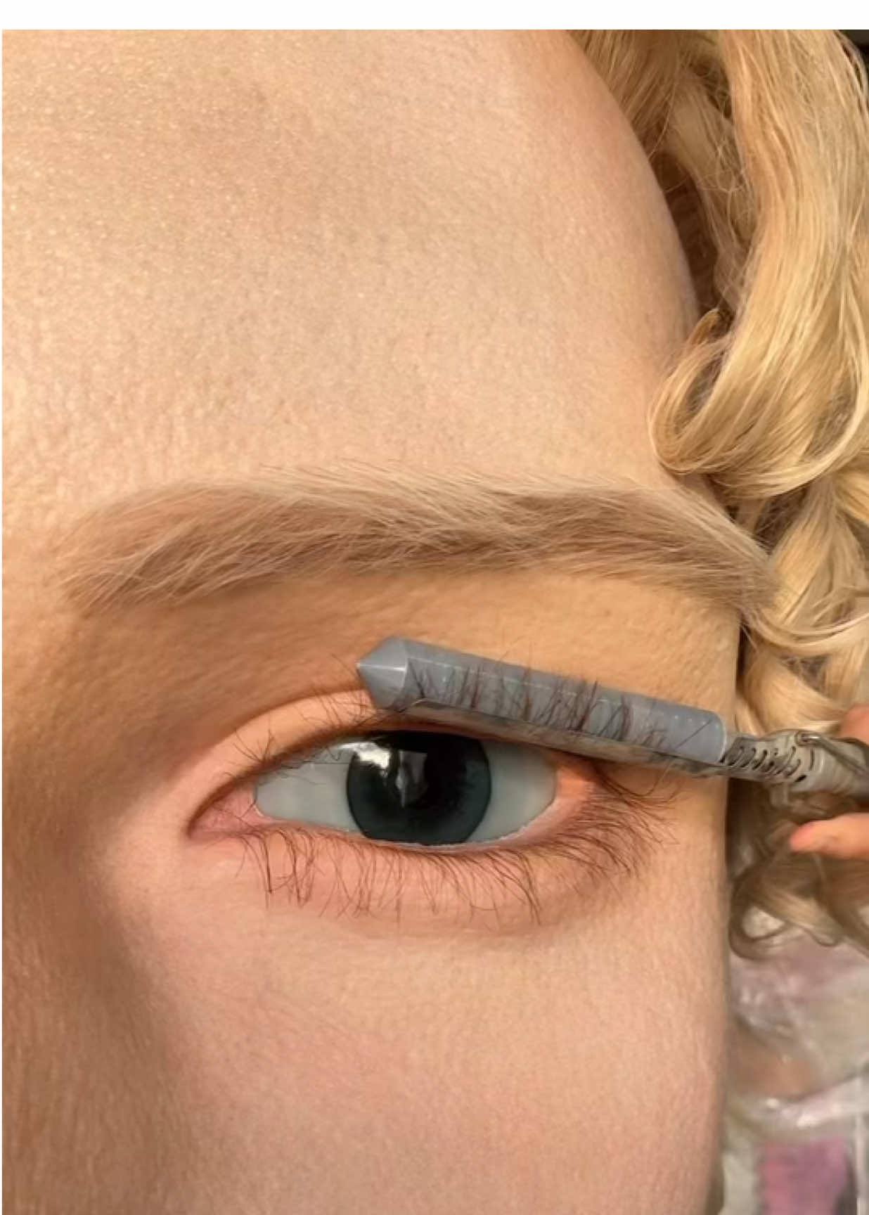Special mascara brush for our giant!#ArtMaster #Realistic #art #Sculpture #makeup 