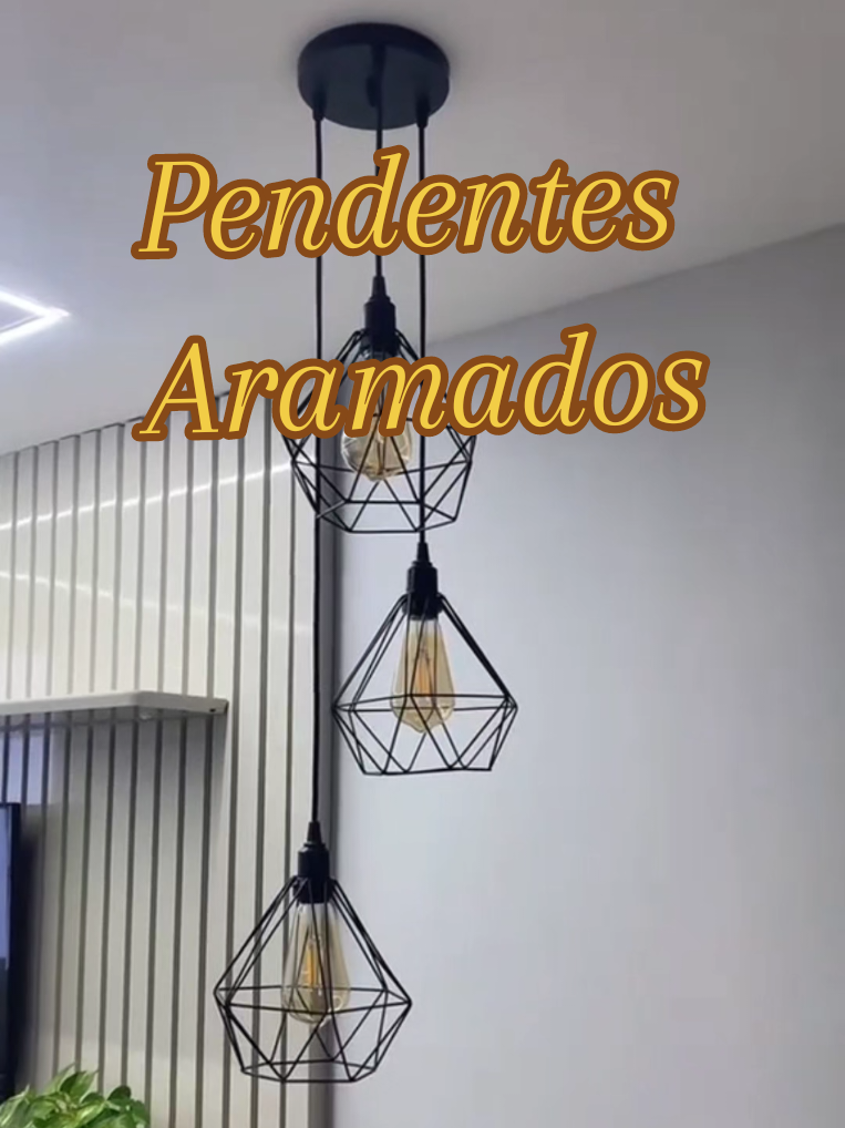 Os pendentes aramados são utilizados para compor uma decoração e criar uma luz cênica sobre mesas, aparadores, bancadas etc. Como eles ficam pendurados no ambiente chamam atenção, possuem um design agradável e deixam as lâmpadas visíveis. São os pequenos detalhes, que fazem toda diferença! #Pendente #decoração  #casa@Mendy @Mendy 