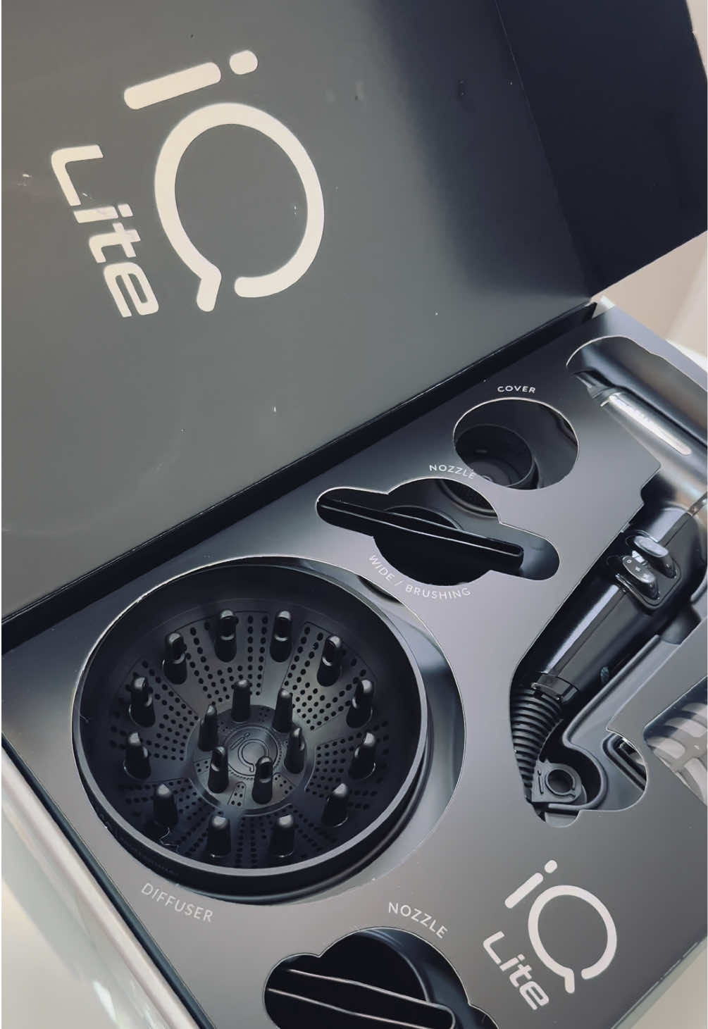 Secador de cabelo. GA.MA Italy iQ Lite oferece uma secagem ultrarrápida e eficiente, sem comprometer a saúde dos fios. O Secador de Cabelo GA.MA Italy iQ Lite conta com a tecnologia Oxy-Active que garante proteção extra ao couro cabeludo e preserva a cor do cabelo. Além disso, possui um design leve e ergonômico que oferece máximo conforto durante o uso. Experimente e tenha cabelos belíssimos todos os dias! #secador #gamaitaly #foryou 