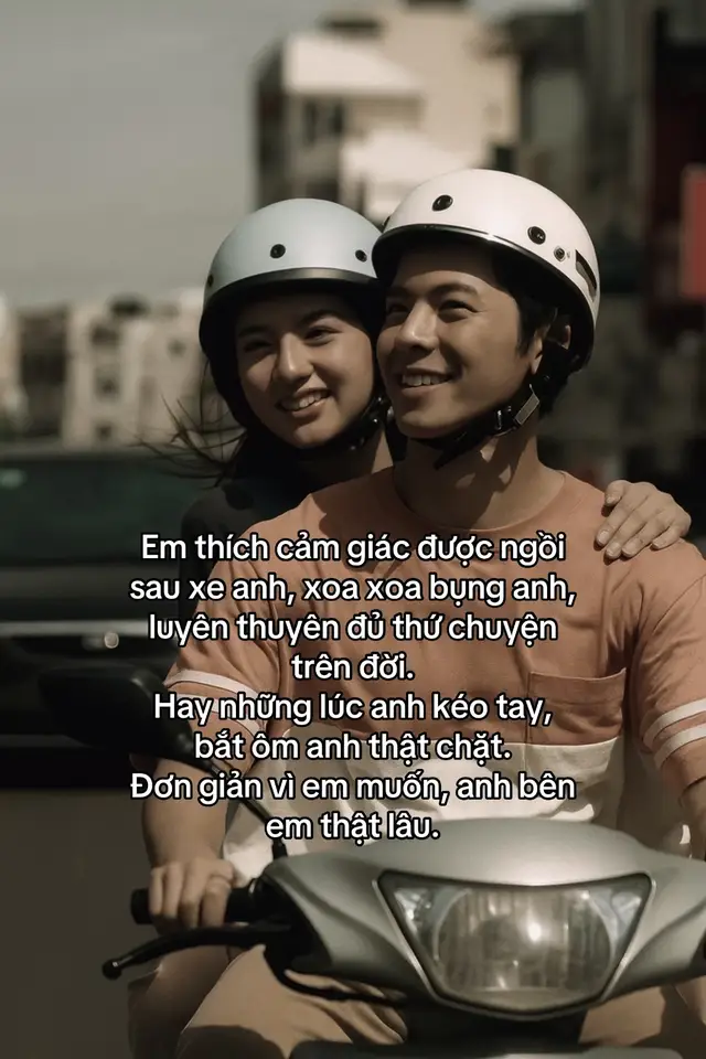 Trời lạnh, em thích cảm giác được ngồi sau xe anh, xoa xoa bụng anh, luyên thuyên đủ thứ chuyện trên đời từ nhà đến công ty. Em cũng thích những lúc anh kéo tay, bắt ôm anh thật chặt. Đơn giản vì em muốn, anh bên em thật lâu.