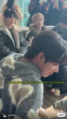 A Non-fan encountered JL at the Seol Incheon Airport.  He's so adorable! After learning that they’re Chinese, he introduced himself  in Chinese.  Yence your such a cutie patootiee😊 Thank you so miuch for sharing your fancam.  🖇️: xhslink.com/o/8n7DAmOdVEc #AHOF #JL #STEVEN #STEJAY #fyp 