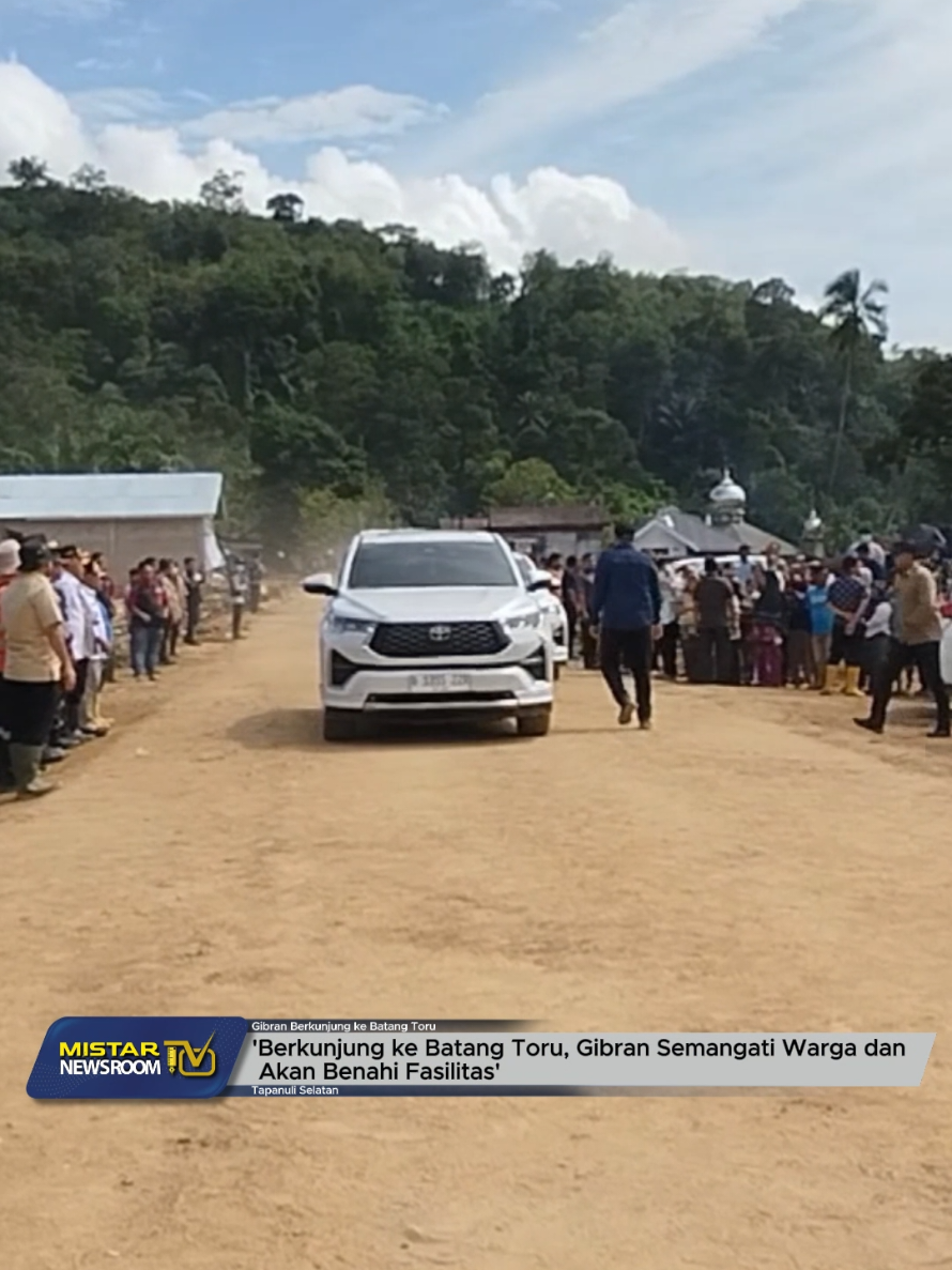 Berkunjung ke Batang Toru, Gibran Semangati Warga dan Akan Benahi Fasilitas Tapanuli Selatan, MISTAR.ID Wakil Presiden (Wapres) Republik Indonesia Gibran Rakabuming Raka meninjau langsung lokasi bencana alam di Kecamatan Batang Toru, Kabupaten Tapsel, Kamis (4/12/2025). Gibran menyapa masyarakat yang terdampak bencana banjir bandang beberapa waktu lalu.  Gibran meninjau dua lokasi di Kecamatan Batang Toru. Sampainya di Tapsel, Gibran bergegas meninjau Desa Garoga yang terdampak bencana. Disitu Ia meninjau jalan jembatan yang rusak.  Kemudian dilanjutkan menyapa pengungsi posko di Desa Batu Hula. Posko ini diketahui merupakan pengungsian terbesar di Batang Toru. Lebih dari 1.300 pengungsi dari lima desa bertempat tinggal sementara disini.  Gibran menyampaikan rasa duka atas bencana alam yang terjadi. Ia mengatakan pemerintah pusat akan membantu penanganan bencana tersebut agar bisa segera seperti semula.  Ia pun meminta agar pelayanan di posko pengungsian tersebut bisa berjalan dengan baik agar bisa dimanfaatkan masyarakat dengan baik.  Putra Presiden ke-7 RI Joko Widodo itu pun meyakinkan masyarakat akan selalu bersama dengan pemerintah dalam penanganan bencana tersebut.  Pada kunjungannya ke Tapsel, Gibran pun memberikan bantuan seperti makanan, mainan anak-anak dan keperluan pengungsi lainnya.(Wahyudi/hm21). Selengkapnya: https://youtu.be/sbFAnQQEtdw Baca juga : https://mistar.id/ Dari Tapanuli Selatan Sumatera Utara, Tim Mistar TV - Wahyudi dan Naomi melaporkan. #Gibran #WakilPresiden #AkanBenahiFasilitas #GibranBerkunjungkeBatangToru #TapanuliSelatan 