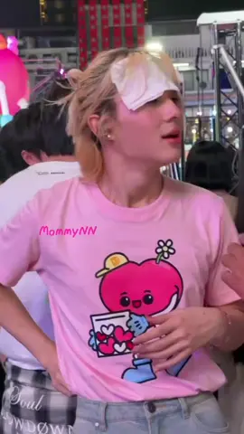 [4.12.2025]bé nhà chế đổ mồ hôi nhiều quá nên bé phải đắp khăn giấy cho bé~ 🥺 ZEENUNEW CHARITY DAY #DMDCHARITY2025