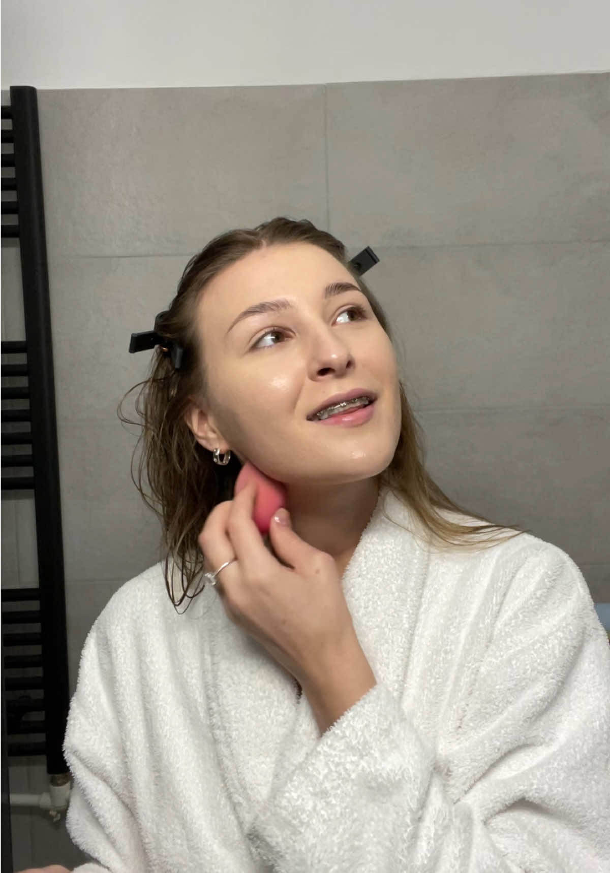 Nu știu ce se întâmplă în ultimul timp, dar o zi normală nu există în viața mea 🤣  @pepcoromania please, nu e prima dată când se întâmplă, cu aceeași angajată apropo, altă dată nu i-a plăcut ca am luat produse la reducere găsite ascunse :)))  #storytime #pepco #makeup #talking 