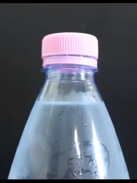 طريقة فتح قارورة الماء 😮#Usa #اكسبلور #معلومات #تفاهة #friends #tik_tok #ميمز #الشعب_الصيني_ماله_حل😂😂 #funnytiktok #tik_tok #ترند #العراق_السعوديه_الاردن_الخليج #ضحك