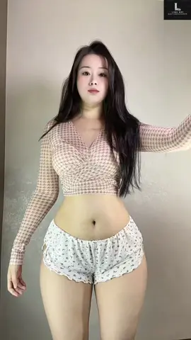 最近总是睡不好，医生建议我睡在你怀里。😏#好身材好气质 #跳舞我不是专业的 #美女 #douyin #girldouyin 