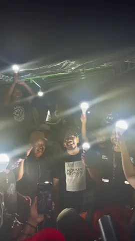 Setelah memahami masalah tenda yang minim, penerangan yang gak ada, masalah tidur, masalahn nyamuk, sempitnya tempat dan beberapa masalah lain di lokasi pengungsian di rel kereta api yang tadi kira datangi, di hari yang sama, tepatnya malam ini, beberapa masalah ini sementara bisa kita atasi, kita mendirikan beberapa tenda baru, tempat tidur warga, pelindung nyamuk dan kebutuhan lainnya hormat untuk para relawan dan @kitabisacom sangat luar biasa dan masyarakat Indonesia seluruhnya!🫡 Sekarang Kami bergerak ke titik selanjutnya.