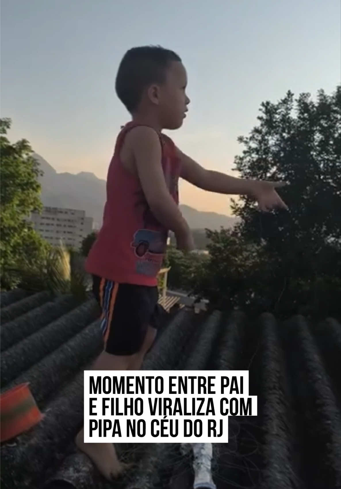 📹✨ Um dos registros mais bonitos da infância no #RiodeJaneiro!    No vídeo, um pai ensina o filho a soltar #pipa e o momento é de pura conexão, carinho e tradição.   A paciência e a alegria do pai, o esforço do menino e a alegria quando o 