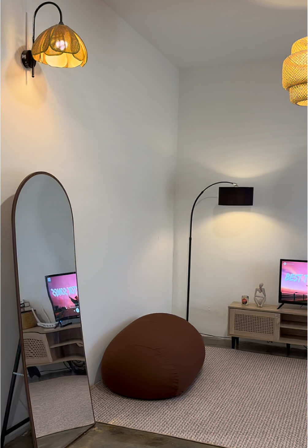 Hanya RM299/malam sempena cuti sekolah dan akhir tahun di homestay Rooma Bali Jeram . Available hanya utk direct booking shj.  Homestay selesa + ruang luas untuk anda sekeluarga. Private space, parking, dapur lengkap, bilik selesa! Sesuai untuk family gathering 🥰