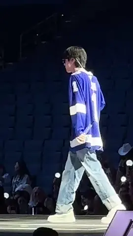 Feliz cumpleaños, Kim Seokjin 💜✨ Verte en pantalla es hermoso, pero verte en vivo… es otra dimensión. Aún no supero haberte visto en tres conciertos, en Corea y en Tampa. Brillas igual que una estrella, Jin, pero en persona iluminas el alma #jin #happybirthday #bts #BTSxARMY #kimseokjin 