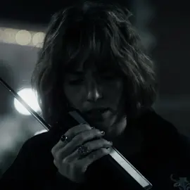 honestly thought she had a tongue piercing cause of a certain angle in s4… sadly it was just the sun shining on her tongue 🫩🫩 [cc: letharias - eps: fragmentpacks] #robinbuckley #mayahawke #strangerthings #strangerthings5 #fyp 