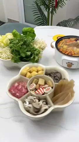 Nhà có khay lẩu xoay này là hết bị “giành đồ ăn” nha 😆 Xoay 1 cái là đến tay, chia ngăn gọn gàng – sạch sẽ – nhìn cũng sang nữa! Món nào ra món đó, ăn lẩu tại nhà mà tiện như nhà hàng luôn 🍲✨ #khaylau #khayluachia #khayxoay #doigiadungtienloi #giadunghot      