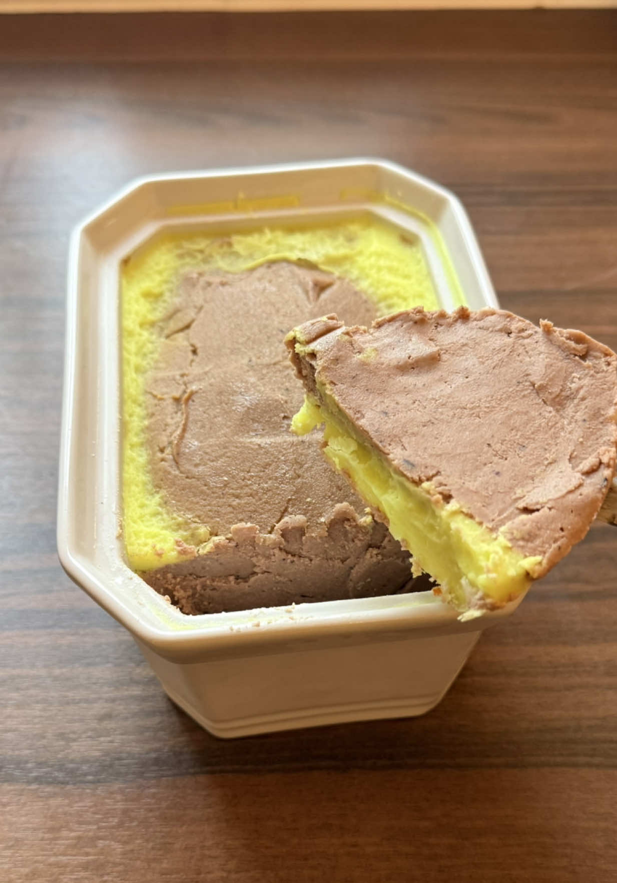 Épisode 1 — Et si Noël était VG… et faisait le tour du monde ?   Foie gras, condiment figue & pain d’épices 🇫🇷  INGRÉDIENTS :  * 150 g d’huile de coco  * 150 g de noix de cajou * 100 g de noix * 100 g de marrons * 1 gros oignon, 3 gousses d’ail * 3 CS de sauce soja salée * 2 CS d’huile de noix ou d’huile d’olive * 4 CS d’armagnac * 1 CC de sel-poivre-muscade * Confiture de figue * pain d’épices  *  Faire tremper une nuit les noix (cajou et noix) dans un récipient rempli d’eau . Cuire l’oignon et l’ail  Mettre tous les ingrédients (sauf l’huile de coco) dans le robot et mixer en purée bien lisse. Quand le mélange est homogène, ajouter l’huile de coco fondue. Mettre dans une ou plusieurs terrines. Faire fondre 2 CS d’huile de coco avec 2 p curcuma verser sur la terrine. #pourtoiii #foryou #foiegras 