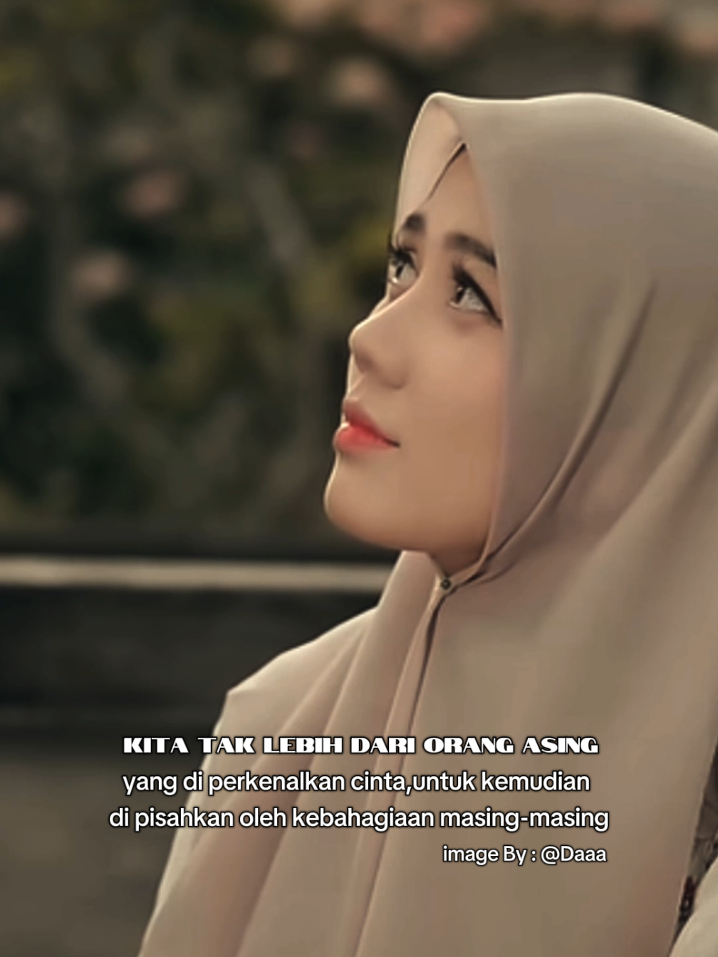 Kita,tak lebih dari orang-orang asing yang diperkenalkan cinta, untuk kemudian dipisahkan oleh kebahagiaan masing-masing #hujanpembasuahluko #fauzana #wildafajriah3 #foryou #fyp @Fauzana @FauzanaNew15 @Daaa 