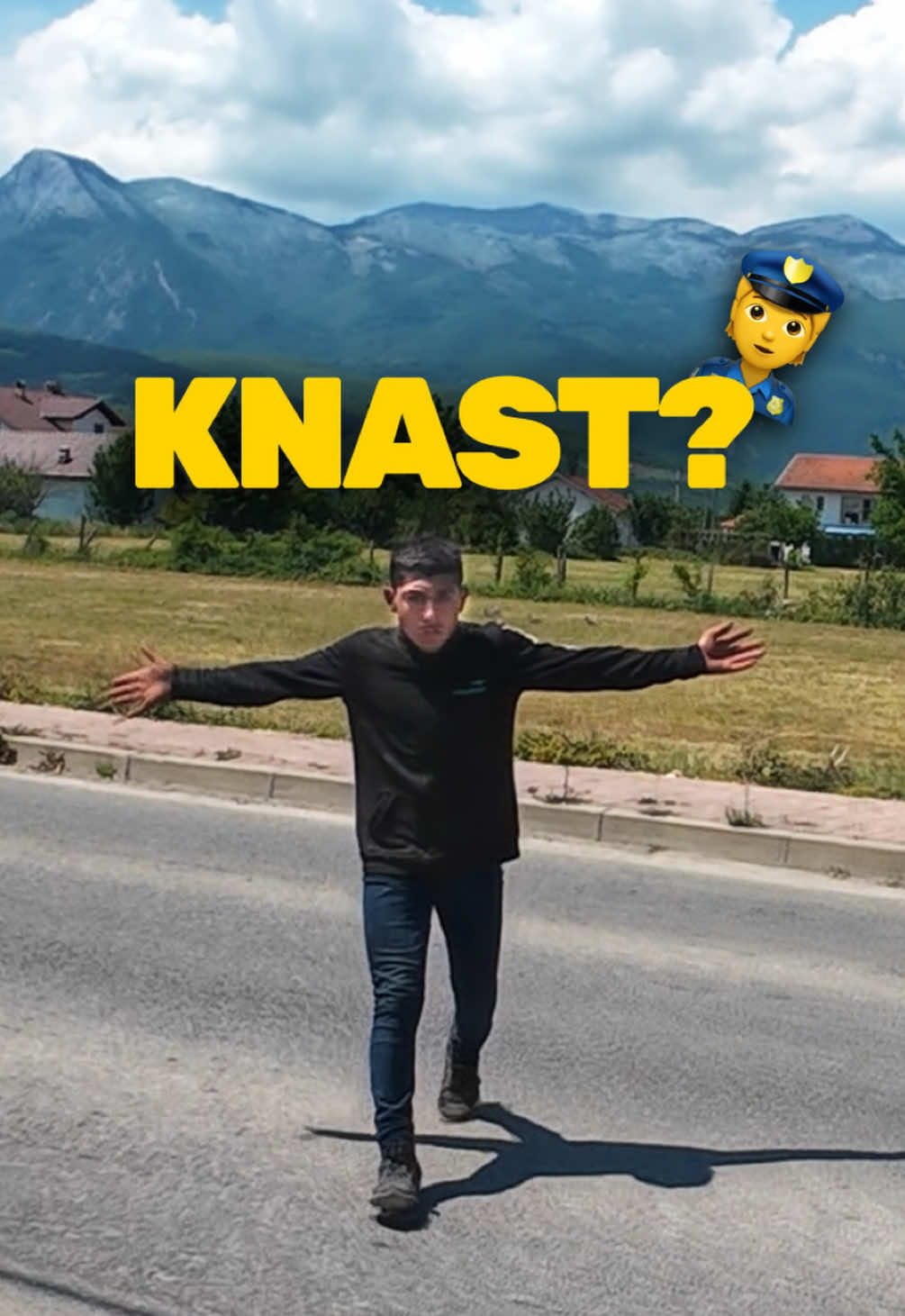 Ich komme immer noch nicht ganz drauf klar was alles passiert ist, seitdem ich das Video hochgeladen hab. Mir haben Leute geschrieben, die in der Straße wohnen, wo es passiert ist, mir haben die Enkel vom Opa geschrieben, der mich im Video auf einen Kaffee eingeladen hat ... Aber am krassesten war die Nachricht von der Polizei, dass sie mein Video gesehen, den Jungen erkannt und ihn direkt festgenommen haben... Schon verrückt, was ein 90 Sekunden Video auf Social Media bewirken kann oder? Find es voll stark, dass die Polizei direkt Maßnahmen ergreift, aber ich versteht ihr meinen Zwiespalt? Würdet ihr an meiner Stelle eine Zeugenaussage machen?