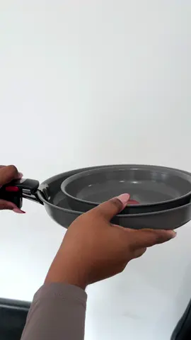 En partenariat avec tefal fr ✨ Aujourd’hui je vous montre ma nouvelle batterie de cuisine : la gamme Ingénio Renew de @Tefal France 😍  Céramique durable, poignées amovibles, cuisson polyvalente, compatible four ET frigo… bref : ça me simplifie toute la préparation et le rangement. Et je suis prête pour les 10 prochaines années 😂 #ingeniorenew #eversharp #tefalfrance #partenariat #kitchentools  