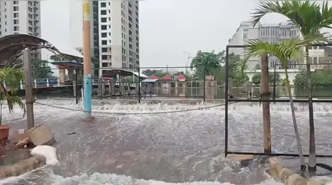Baru saja tanggul Laut jakarta & bekasi jebol ! banjir rob Ancol, jakut & bekasi hariini 4-12-2025 #bendungan #jakarta #ancol #viral #trending 