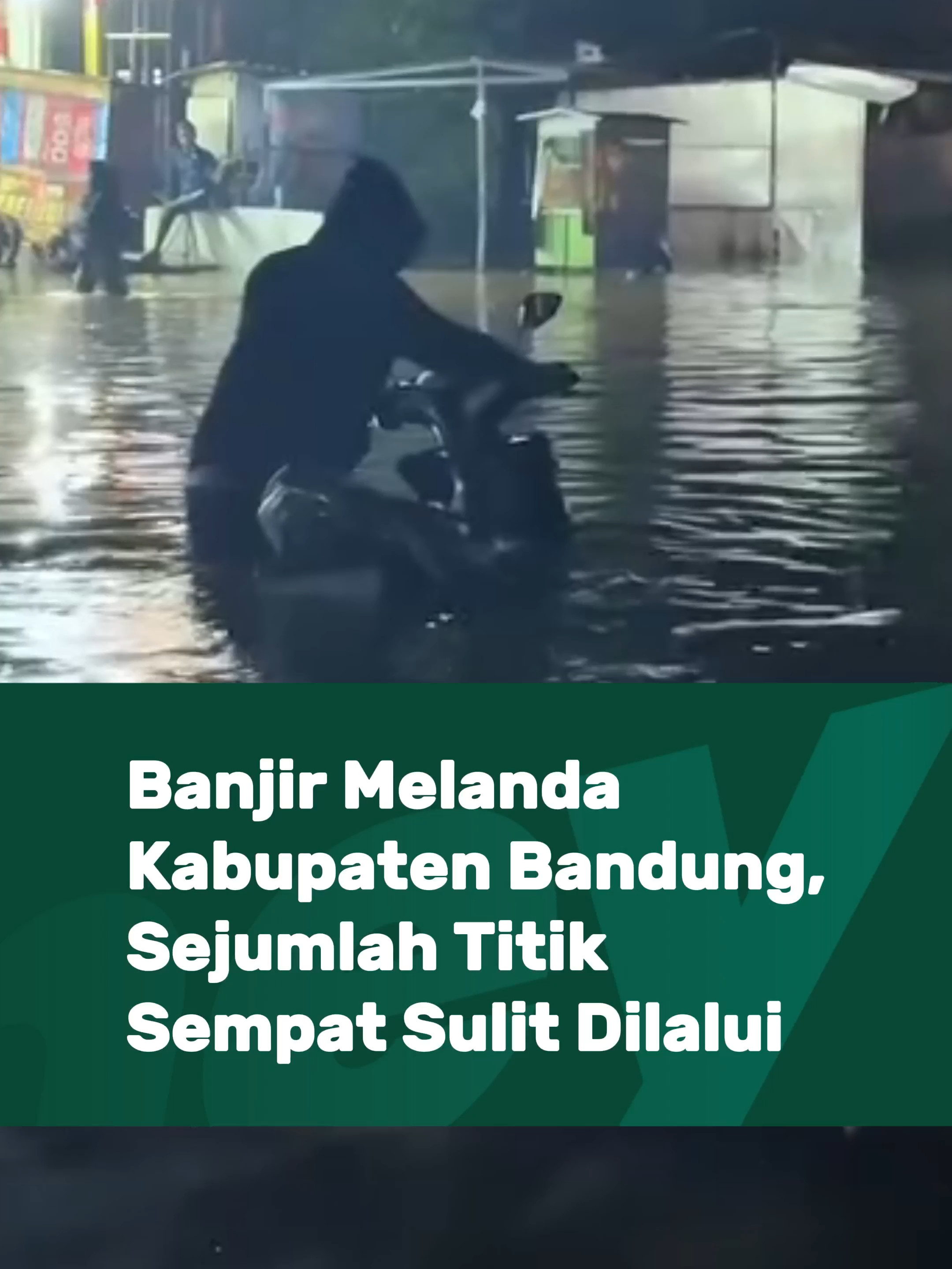 Sejumlah titik di Kabupaten Bandung sempat sulit dilalui akibat banjir semalam. Terusan Banjaran–Soreang hampir satu meter, Ciseah Katapang dan Cilampeni ikut terdampak, sementara Dayeuhkolot dan Baleendah–Bojongsoang mengalami macet panjang karena banyak kendaraan mogok. Sebagian titik mulai surut pagi ini, tapi beberapa ruas masih tergenang. Wargi tetap hati-hati di perjalanan. Share keadaan kotamu tiap hari, mention @heybandoeng #HeyBandung #UrangBandung #NgawangkongHeula #BandungHujan #InfoBanjir