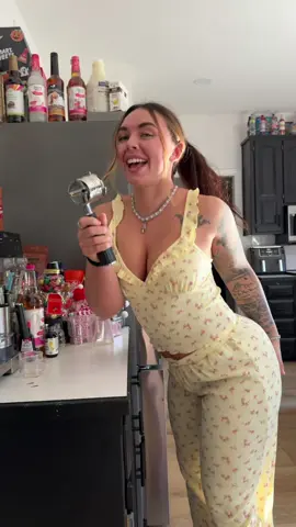 YEAH GLO! Cinnamon, brown sugar iced latte💋💋💋 #fyp #coffeetime 