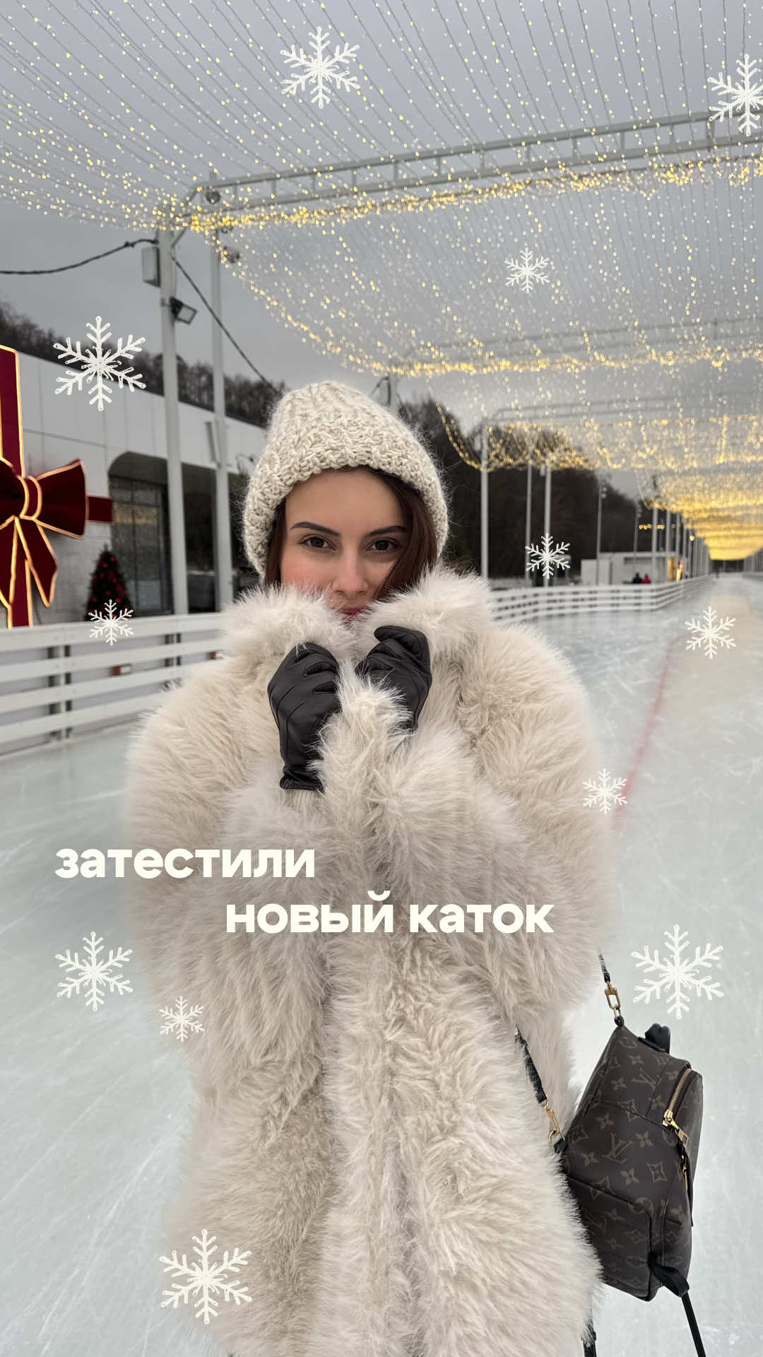 Побывали на уже завирусившемся новом катке 🔥 ⠀  Рассказываем подробности: каток находится на Царской набережной усадьбы «Коломенское». В целом, нам понравилось, но пока что каток выглядит незавершенно. Отсутствие толпы — скорее плюс в этом случае ⠀  Кстати, такие анонсы можно читать раньше в нашем тг-канале: @uptown_moscow ❤️ ⠀  За двоих отдали 2000 рублей: как думаете дорого или приемлемо для катка? Или лучше сходить бесплатно на ГУМ-каток? Пишите в комментариях, если хотите знать как 👇🏻