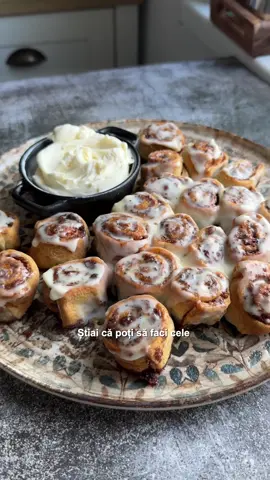 🟢Știai că poți să faci cele mai delicioase mini rulorui cu scorțișoara în maxim 15 minute la airfryer? Trebuie dor să cumperi un aluat pentru croissante și să îl întinzi, să amesteci zahăr brun (3 linguri )sau alb cu scorțișoară(2 lingurițe). (Mie îmi place cea de la @cosmin_condimente, sau cea de la Fuchs), să o presari peste aluat, să îl rulezi strâns, apoi să îl tai bucăți pe care să le așezi în airfryer pe hârtie de copt. Setezi airfryer-ul la 180 de grade celsius pentru 10-12 minute (în funcție de aparat), iar între timp amesteci puțin mascarpone (2 linguri) cu zahăr praf vanilat (2-3 lingurițe). Întinzi crema de mascarpone peste rulourile încă calde și gata! Absolut delicioase! Rețeta e în descriere! Follow pentru mai multe rețete rapide! #food #Lifestyle #christmasrecipes #retetesanatoase #retetesimple      