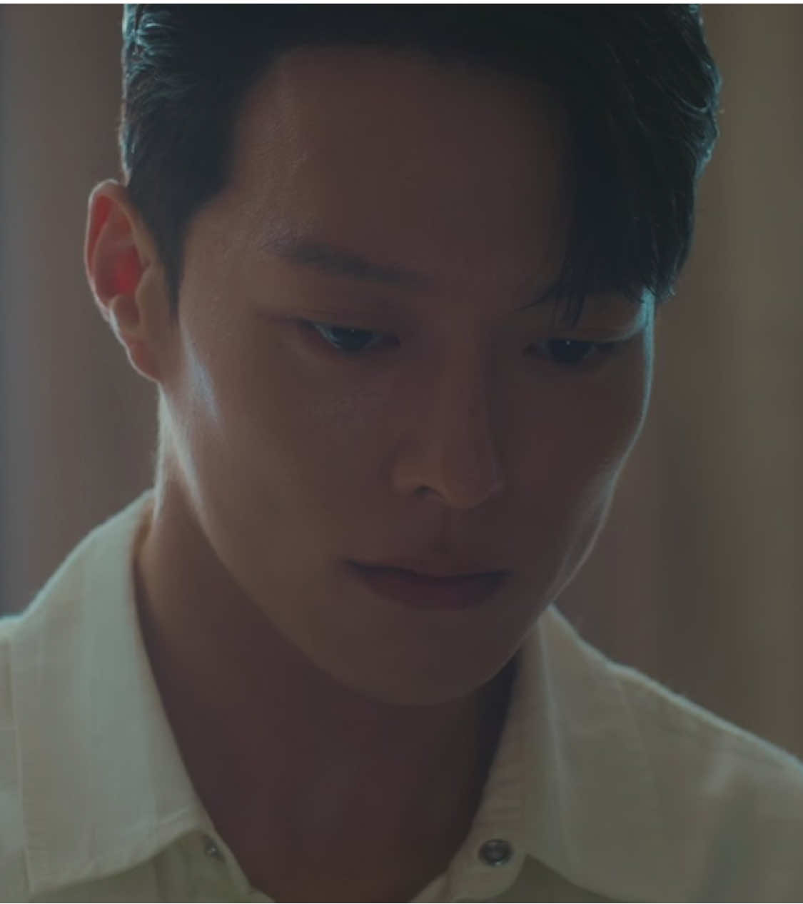 I cried when I saw him like this. He WANTS her, yet he feels helpless and can't give in because that would be considered an affair. Still, he can't stop wanting her. That's pure yearning :(😭😭 stop the suffering pls 💔💔  #DynamiteKiss #DynamiteKissEp8 #fyp #jangkiyong #kdrama 