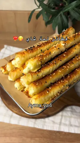 فطائر لمة شاي 😋❤️‍🔥 استخدمت عجينة جلاش السنبلة   الاجبان :  جبن فيتا الحجم الصغير ٥ حبات جبن المراعي  بقدونس ( اختياري )  خلطهم وحطيتها في كيس عشان يسهل علي الخليط السائل : بيضتين  كوب حليب ربع كوب زيت زيتون  رشة ملح وفلفل اسود الطريقة: نقسم عجيبة الجلاش قسمين وناخذ طبقتين من العجينة نضيف الجبن ونلفها رول نسويها كلها بعدين نحطها في الخليط السائل اذا حطيناها في الخليط نتركها ٣٠ ثانية او دقيقة بعدين نحطها في صينية الخبز ونضيف السمسم وحبة البركة بعدين نتركها ترتاح ١٠ دقائق قبل الخبز ونحطها في فرن مسبق التسخين الرف اللي تحت على ٢٠٠ درجة من فوق وتحت ١٠ دقايق وبالعافية 💘#فطاير #لمة_شاي #اكسبلور #وصفات #فطائر 