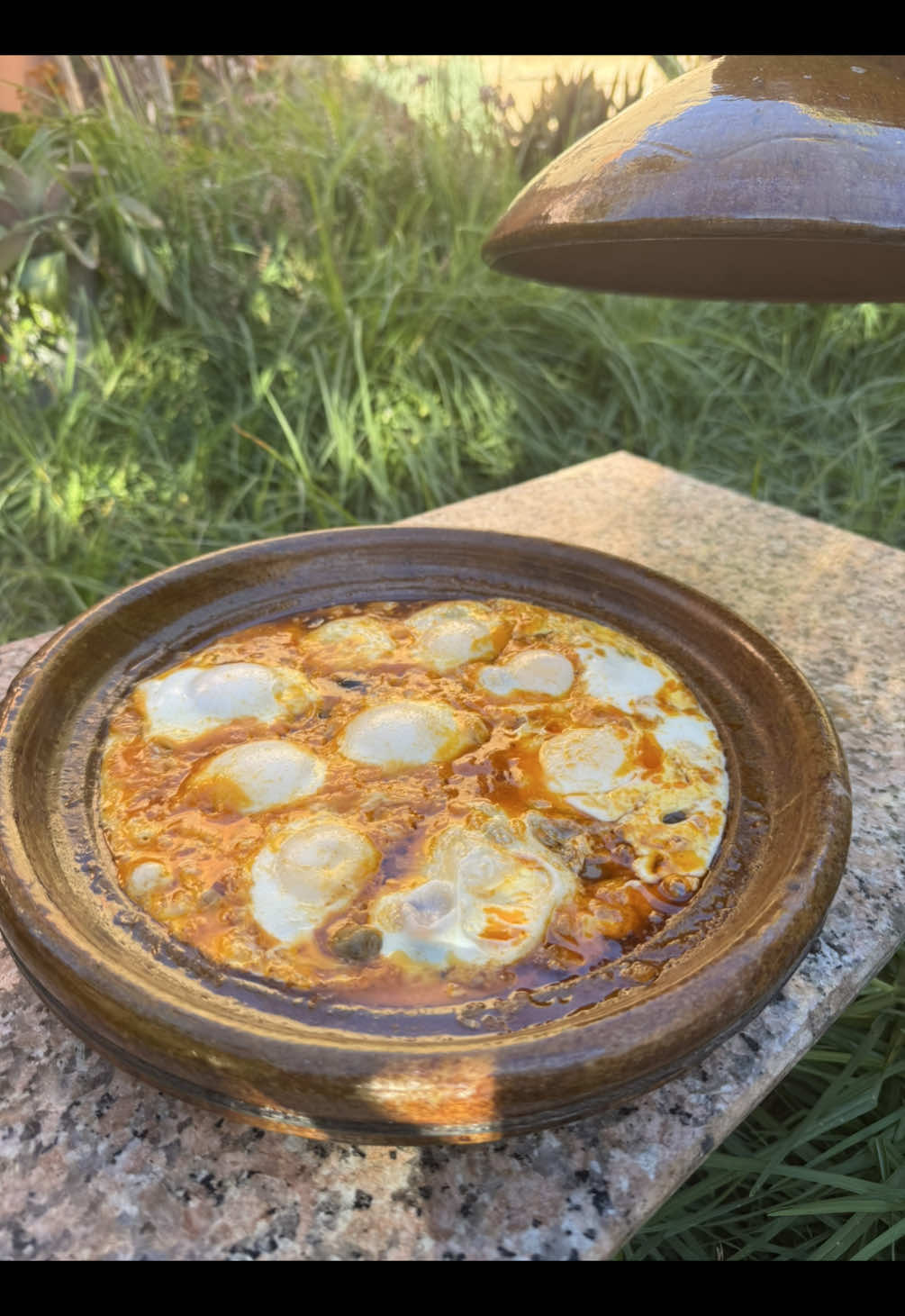 طاجين الطماطم و البيض البلدي عالفاخر 😍 التوابل: ملح، فلفل أسود، بابريكا، الهريسة Tomatoes and eggs Tagine ingredients: Olive oil Onion Tomatoes Salt, black pepper, paprika, ground hot pepper Olives Eggs #maroc #traditional  #nature 