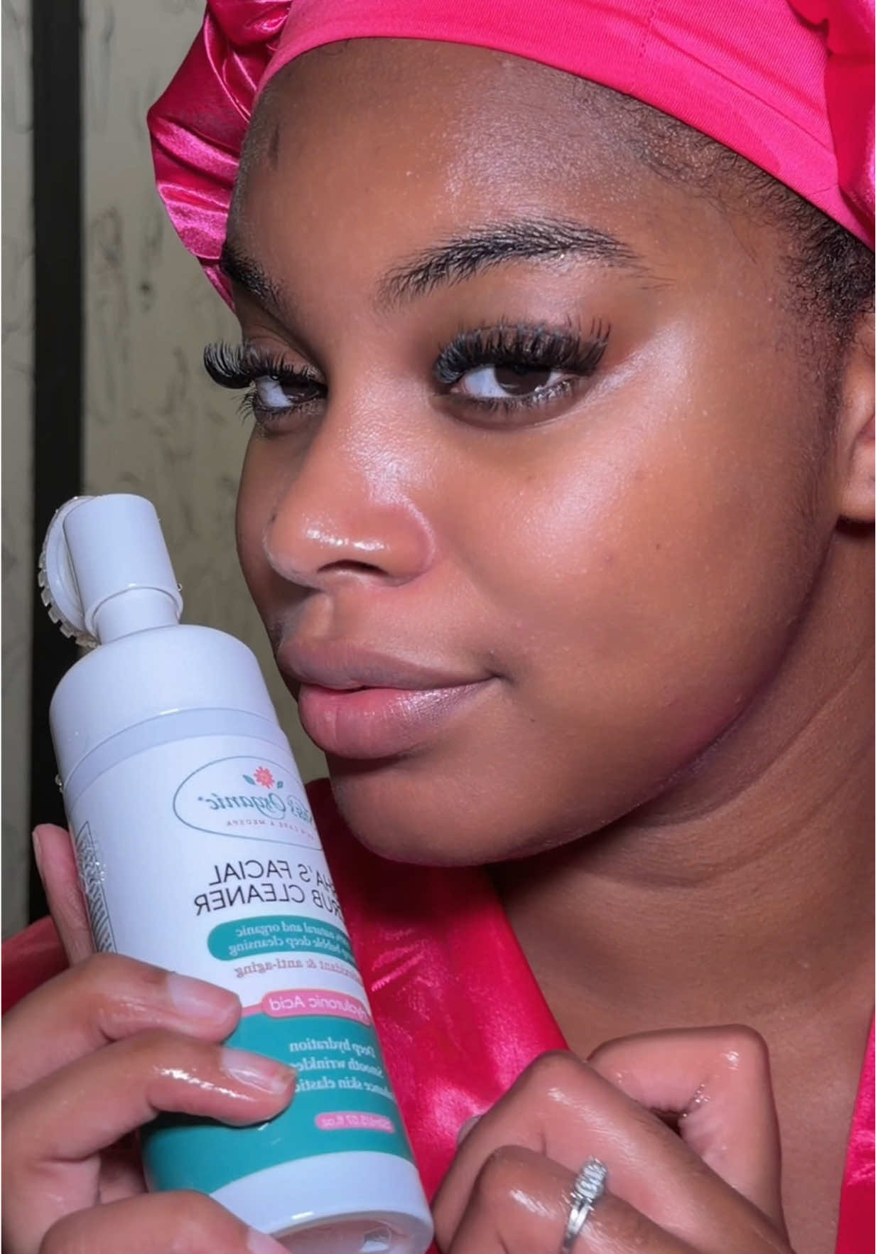 @Sha’s Organic Skincare ❤️ Soft skin, clear mind, and a routine that’s finally giving what it needs to give 💚✨ This facial scrub cleaner has my skin feeling hydrated, smooth, and sooo fresh. Hyaluronic acid + antioxidants? My glow has entered the chat 😌💦✨