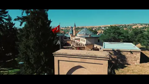 Hacıbektaş: Barışın ve Hoşgörünün Kadim Şehri (Hacıbektaş: The Ancient City of Peace and Tolerance).. Anadolu’nun kalbinde, yüzyıllardır barışın, hoşgörünün ve insan sevgisinin yaşadığı kadim bir kültür şehri. Bu tanıtım filminde; • Hacı Bektaş-ı Veli’nin evrensel insanlık mesajını, • Şehrin kültürel ve tarihi zenginliğini, • Birlik, sevgi ve paylaşımın izlerini sade, etkileyici ve belgesel havasında bir anlatımla hissedeceksiniz. “İncinsen de incitme.” “Bir olalım, iri olalım, diri olalım.” “Âlem bir gönül imiş, gel gönül olalım.” Barışın ve hoşgörünün merkezi Hacıbektaş, keşfetmeniz için sizi bekliyor.