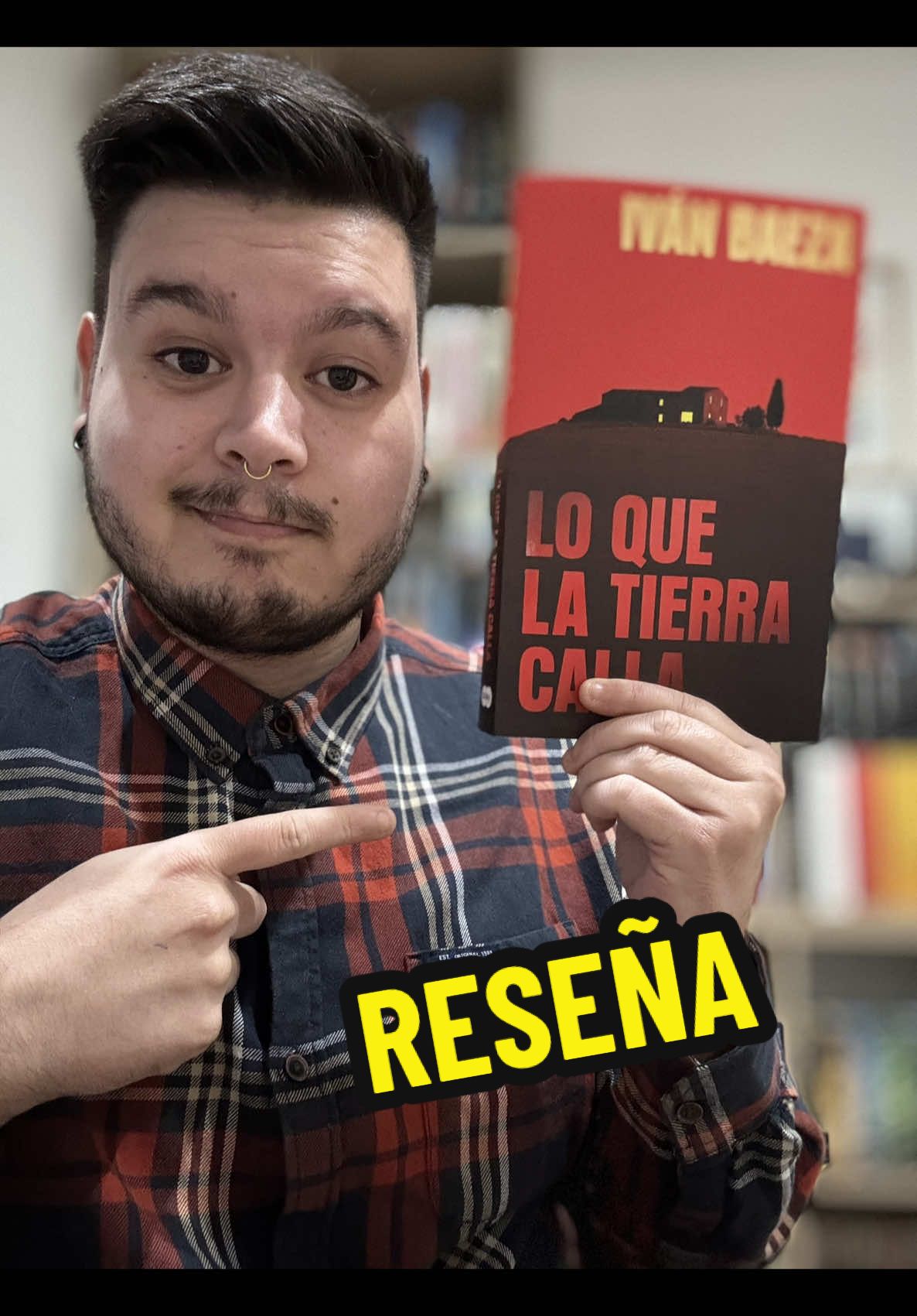 📚 publi(Regalo) Hoy os traigo la reseña de uno de los últimos thrillers que me he leído: Lo que la tierra calla, de Iván Baeza. ¿Conocías este libro de thriller? ¡Déjamelo en comentarios! #librosdethriller #thriller #novelanegra #thrillerbooks #recomendacionesthriller 