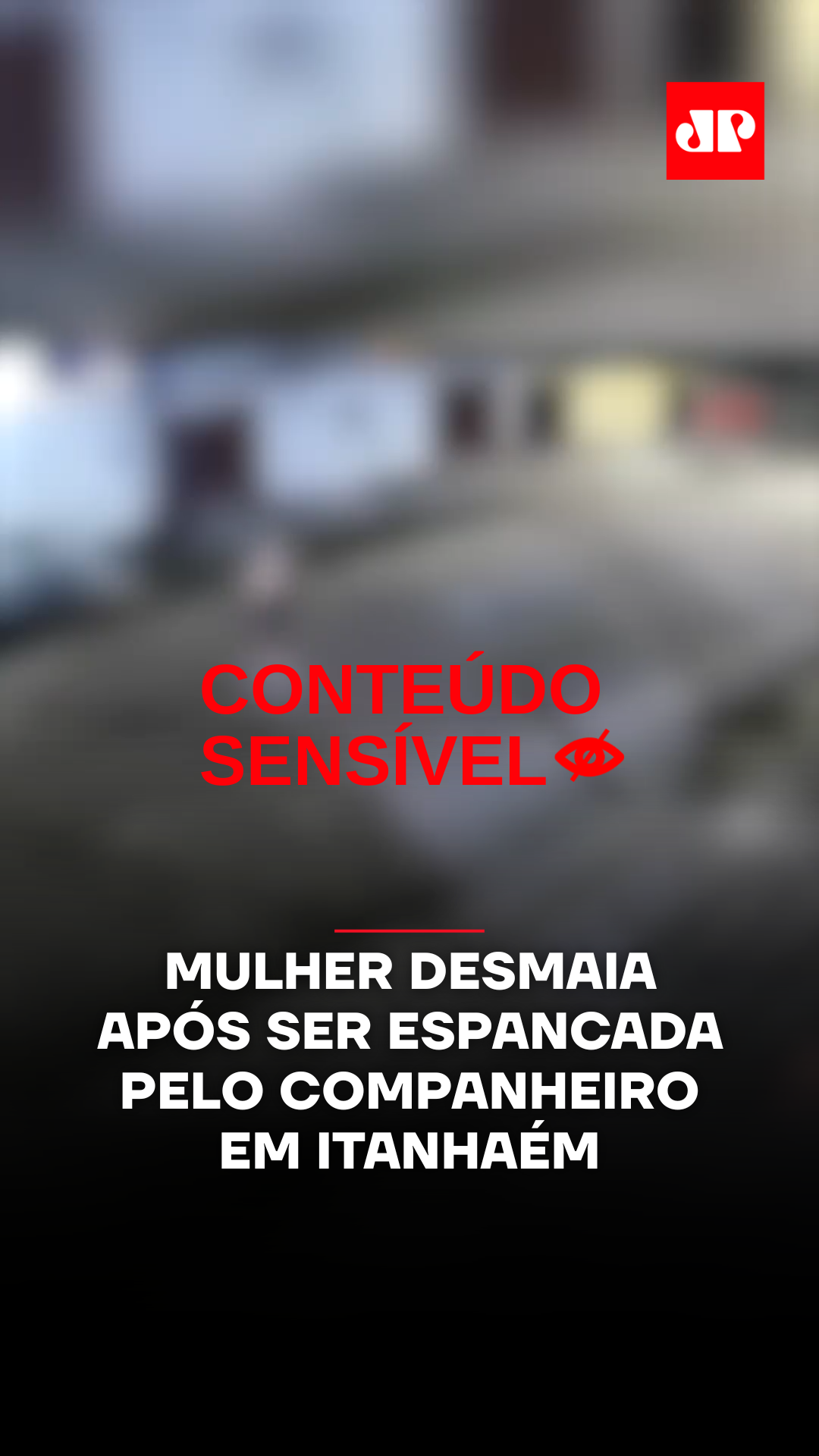 Uma mulher desmaiou depois de ser brutalmente espancada pelo companheiro na rua durante a madrugada de domingo em Itanhaém, no litoral sul de São Paulo. O agressor foi preso na quarta-feira (03). Câmeras de segurança registraram o momento em que ele chuta a vítima, a joga no chão e a segura pelo pescoço depois de ameaçá-la de morte. A deputada estadual Solange Freitas denunciou o caso e recebeu da delegada Damiana Shibata Requel, da Delegacia da Defesa da Mulher, a informação de que o homem já havia sido investigado em dois inquéritos envolvendo outras vítimas. A delegada afirmou que ele é considerado um agressor contumaz, termo que refere-se a alguém que pratica agressões de forma habitual, repetitiva e deliberada. Antes da violência física, a mulher já enfrentava agressões verbais e psicológicas, agravadas por dependência emocional e financeira. A Secretaria da Segurança Pública informou que o caso segue em investigação pela DDM de Itanhaém. A polícia pediu a prisão preventiva do agressor e aguarda a decisão da Justiça. 📺 Confira na JP News e Panflix #Brasil #SP #Notícia #Crimes #Agressão #Mulher
