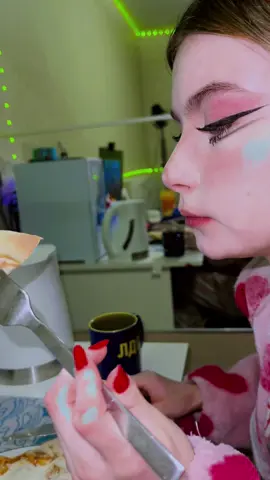 что будет если съесть черную плесень? #еда #вред #плесень #пицца #обед 