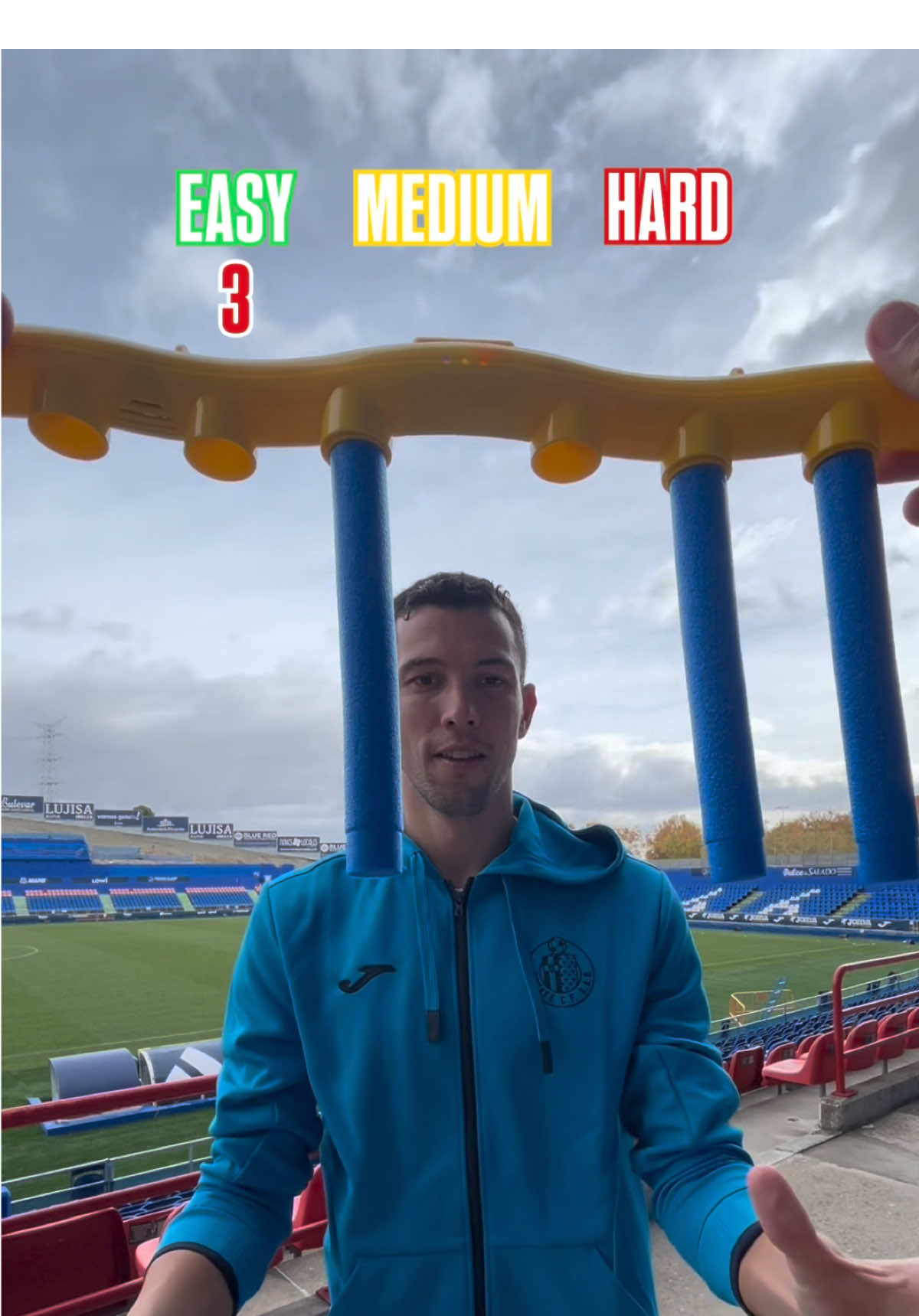 Testing David Soria's reflexes. 🌟💙 #LALIGASAVEOFTHEMONTH #PREMIOSLALIGA #DeportesEnTikTok 